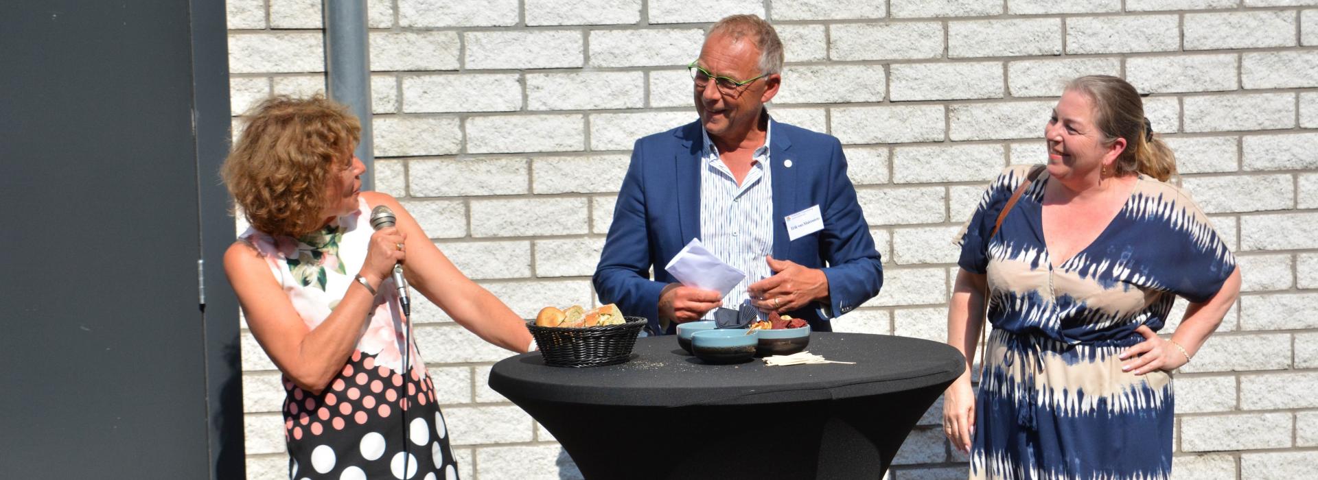 van links naar rechts; wethouder Froukje de Jonge, Erik van Malenstein (AHMN) en Nathalie Chaim (Kompass).