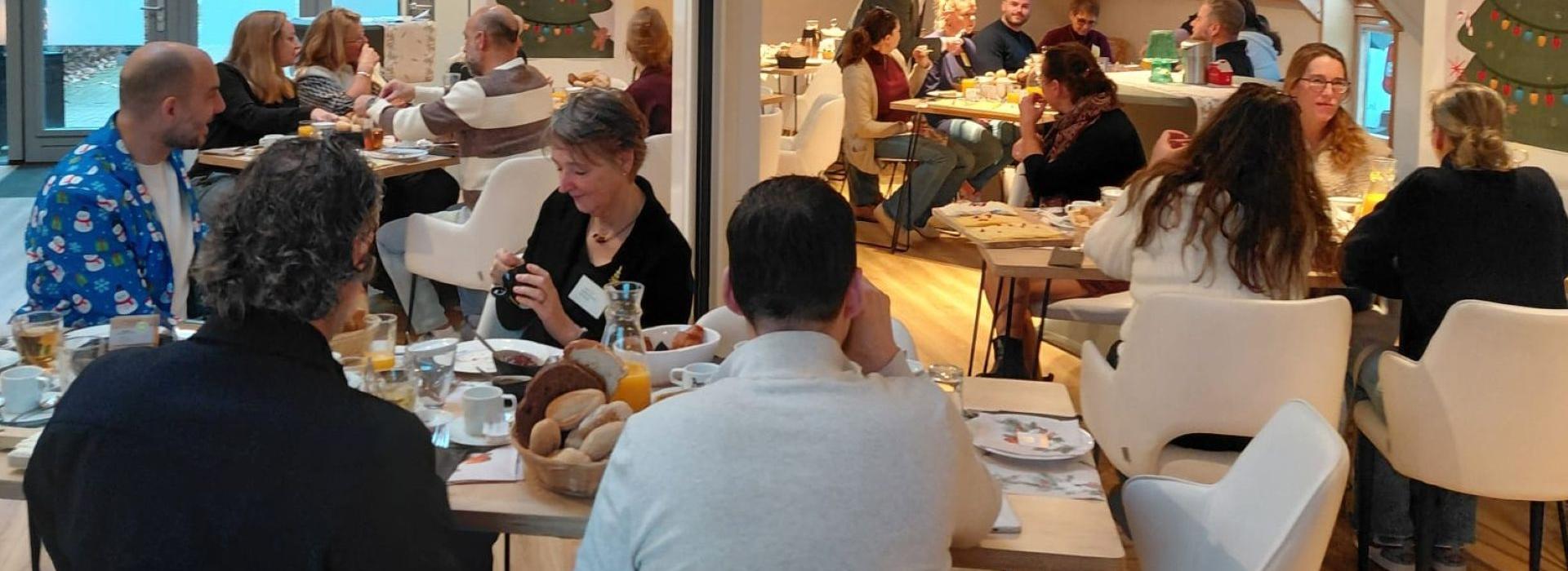 mensen ontbijten tijdens een kerstbijeenkomst