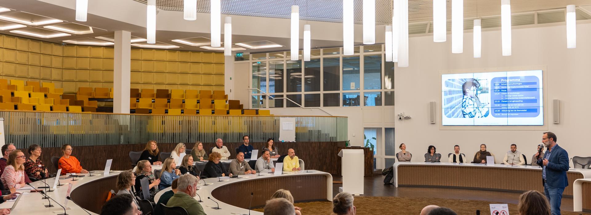 Thematafelbijeenkomst in de raadzaal