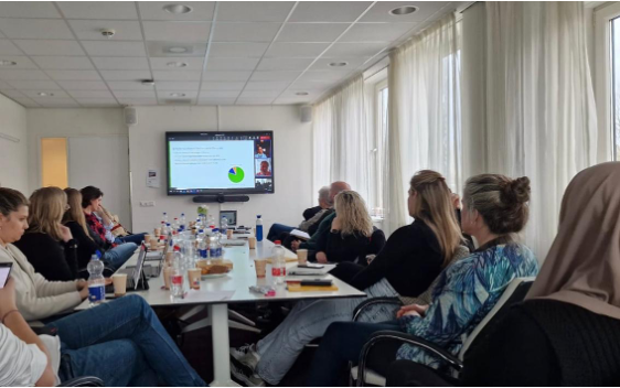 Medewerkers rond vergadertafel