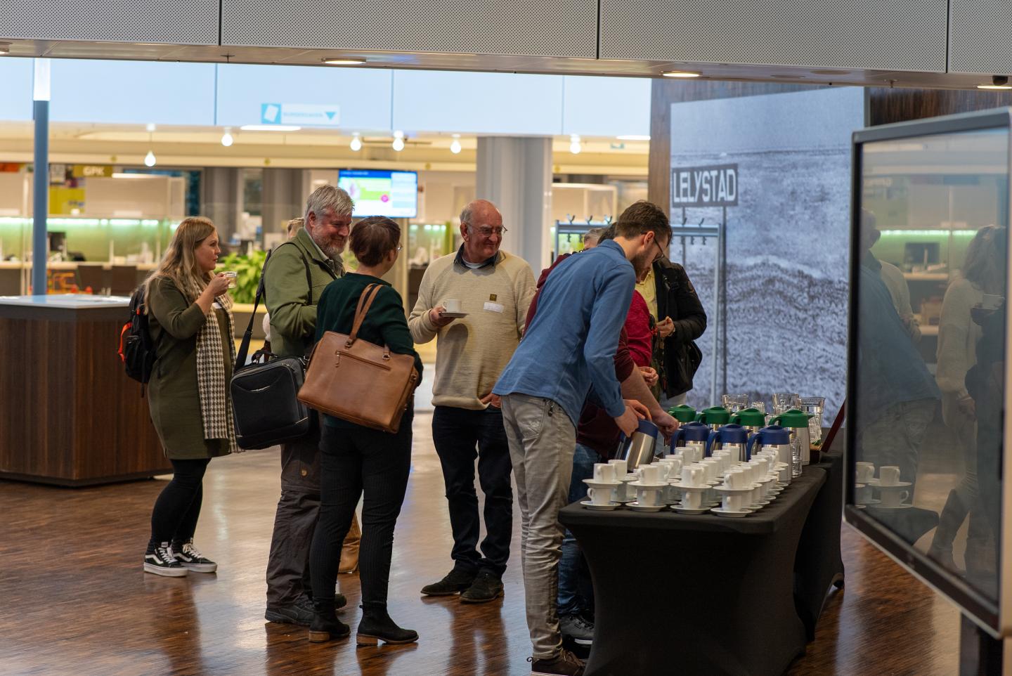 Foto thematafel in de raadzaal